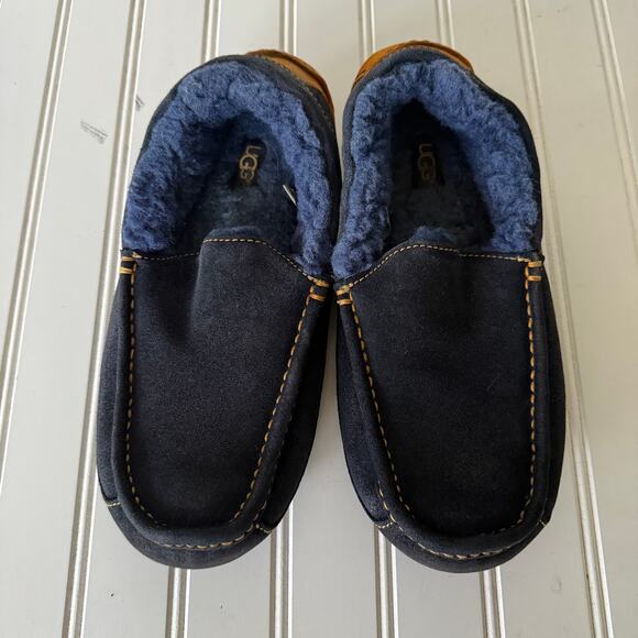 UGG Ascot Slippersen’s Boys size 7 Navy Blue & tan indoor outdoor moccasins main image 6